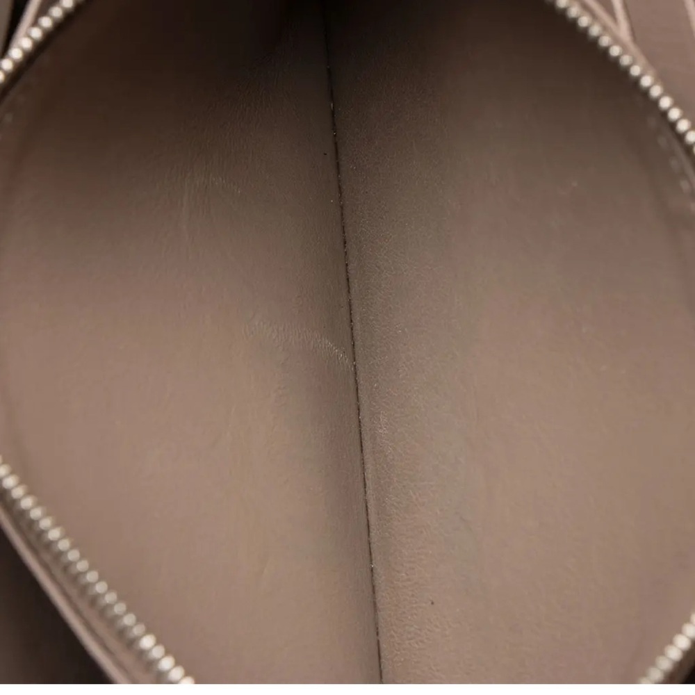 Louis Vuitton Capucines Wallet in Magnolia - Picture 12 of 16